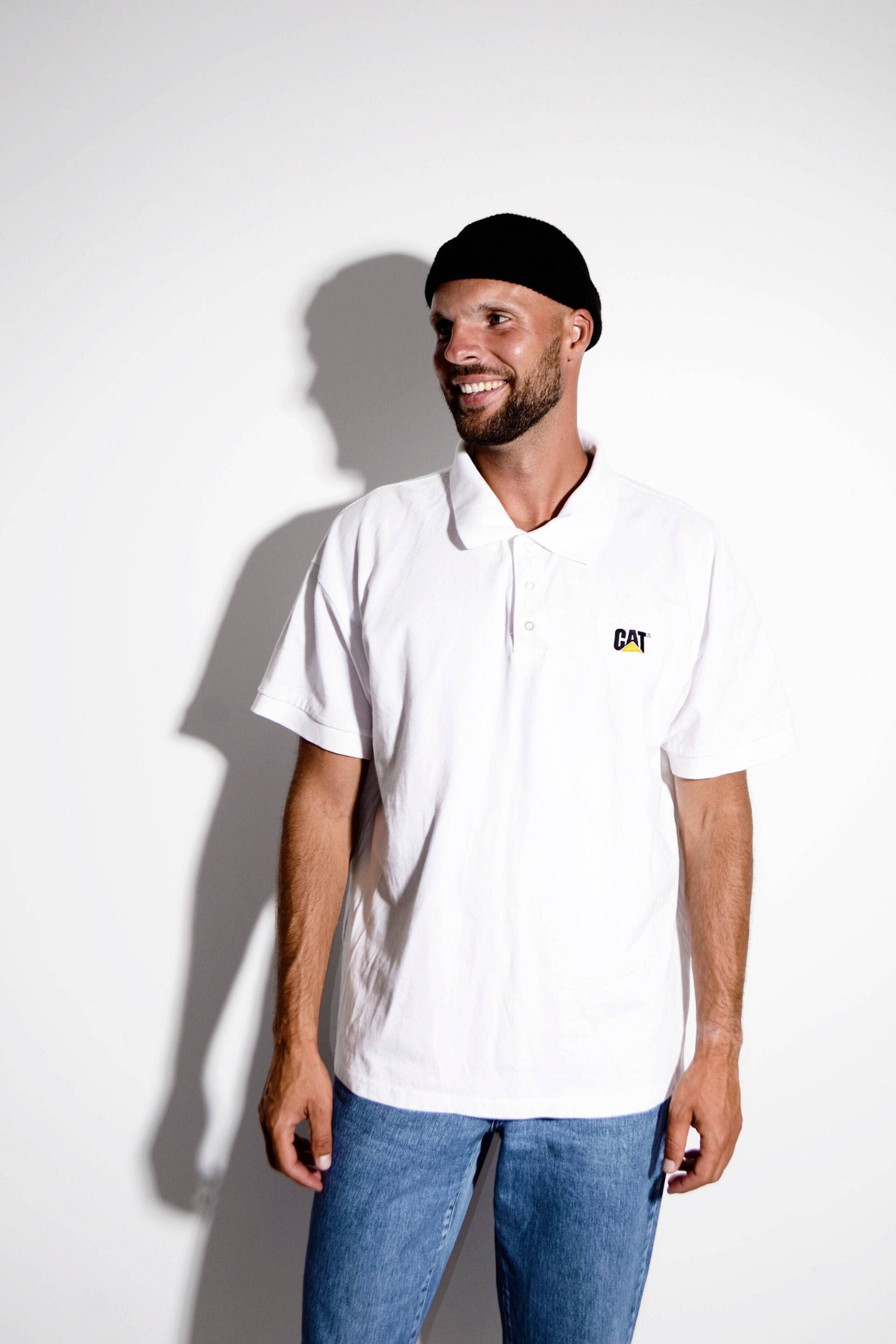 Herren-Poloshirt in Weißer Farbe Mit Cat-Logo | Vintage Baumwolle 90Er Jahre Herren Oversized Sport Poloshirt Größe - Xl/Xxl | 2X von HotMilkVintageCom
