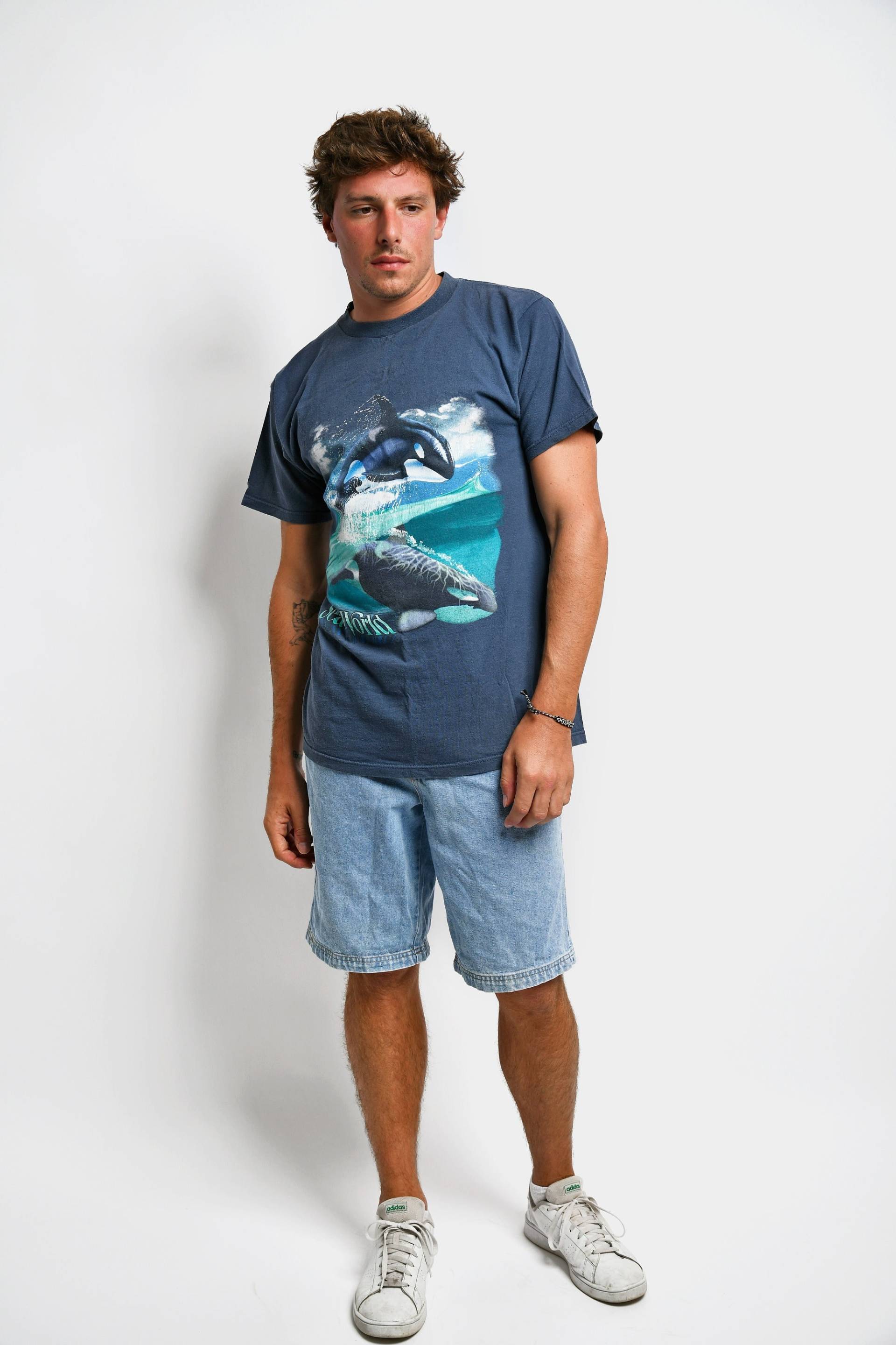Vintage Delfine Bedrucktes T-Shirt Blau Für Männer | 00Er 90Er Jahre Tierdruck Old School Herren Baumwoll-T-Shirt Y2K Sea World Lässiges Tshirt von HotMilkVintageCom