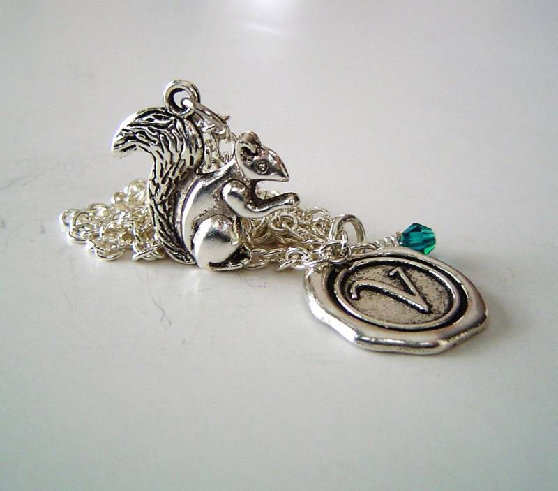 3D Eichhörnchen Halskette Necklace, Personalisierte Antik Silber Wax Seal Birthstone Initiale von HotMixJewelry
