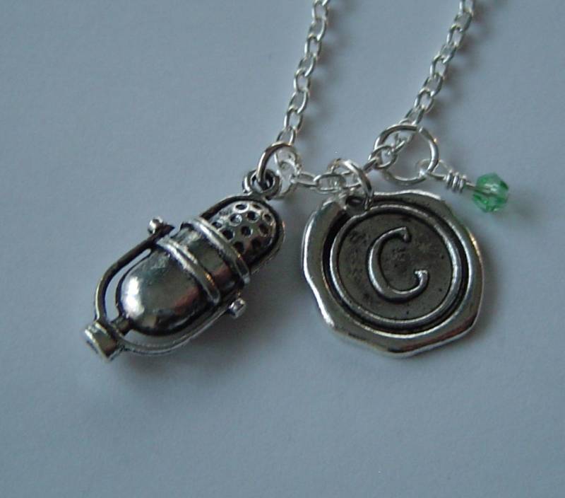 3D Mikrofon Halskette Necklace, Personalisierte Antik Silber Wax Seal Birthstone Initiale von HotMixJewelry