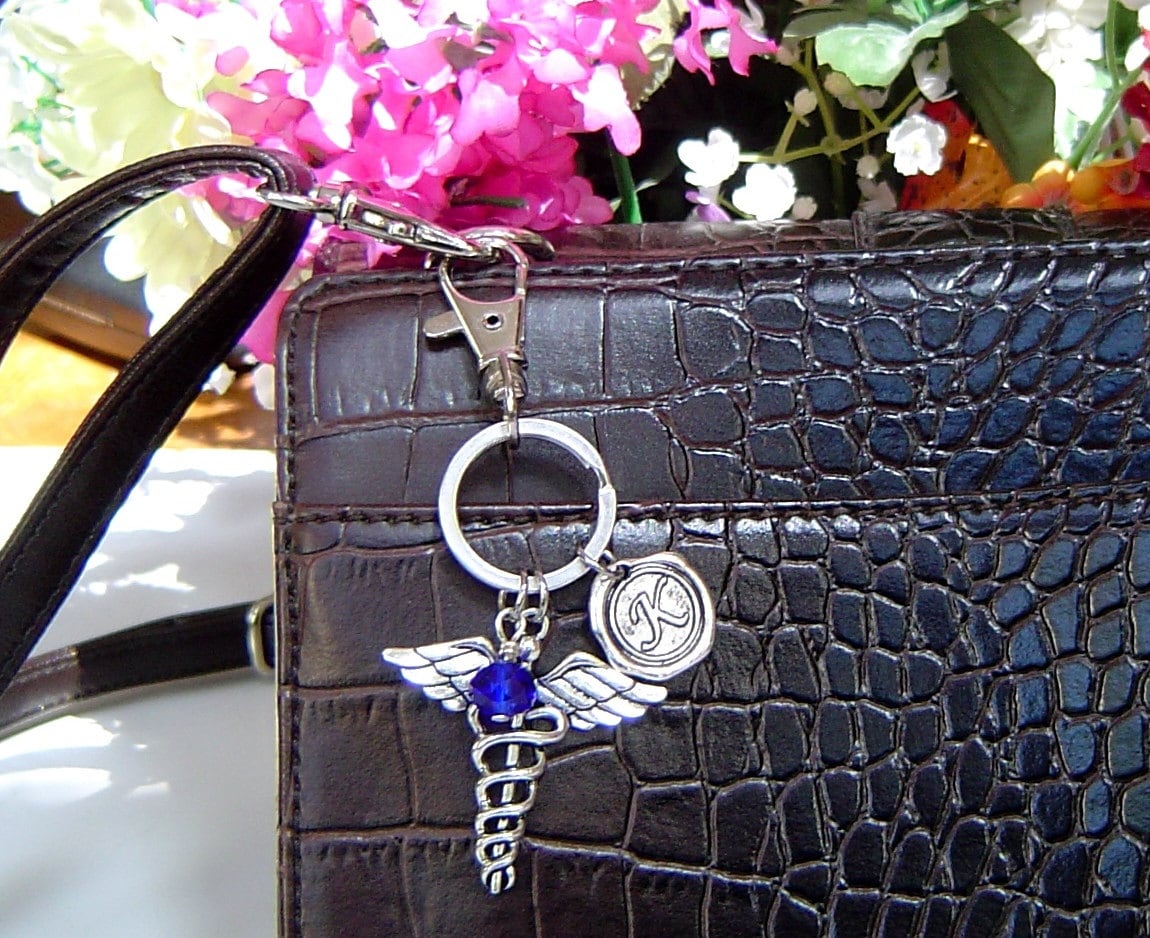 Antik Silber Geschnitzt Caduceus Symbol Der Medizin Personalisierte Schlüsselanhänger Mit Initial, Drehbarem Karabinerverschluss Für Beste von HotMixJewelry