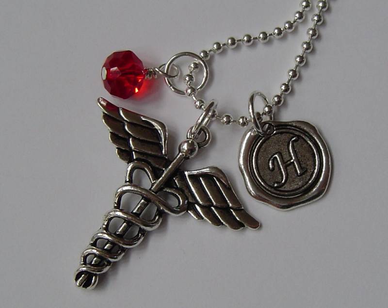 Antikes Silber Geschnitzt Caduceus Symbol Der Medizin Personalisierte Kette Mit Anfänglichen Birthstone Freundschaft Geschenk Beste Freunde von HotMixJewelry