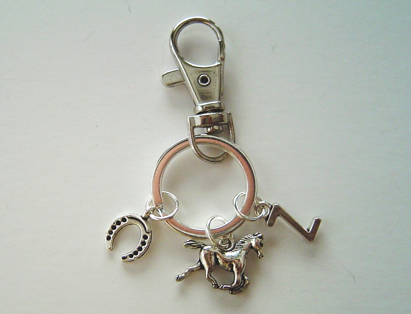 Antikes Silber Laufen Pferd Hufeisen Personalisierte Schlüsselanhänger Mit Anfänglichen Karabinerverschluss Drehbar Für Dad Mom Boy Girl; Beste von HotMixJewelry