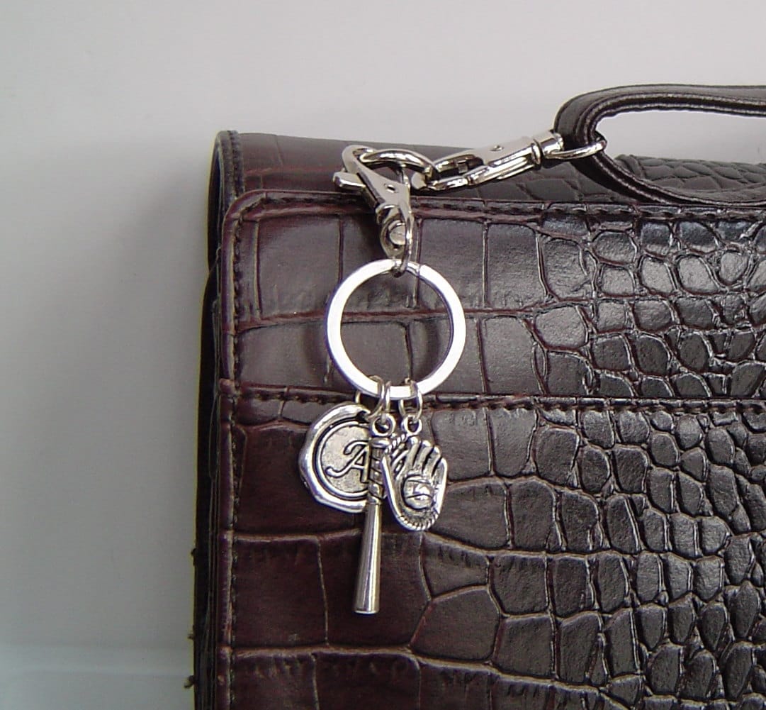 Baseball-Handschuh Und Fledermaus Anhänger Personalisierte Schlüsselanhänger Mit Ersten Dreh Karabinerverschluss; Für Papa Bruder Freund von HotMixJewelry