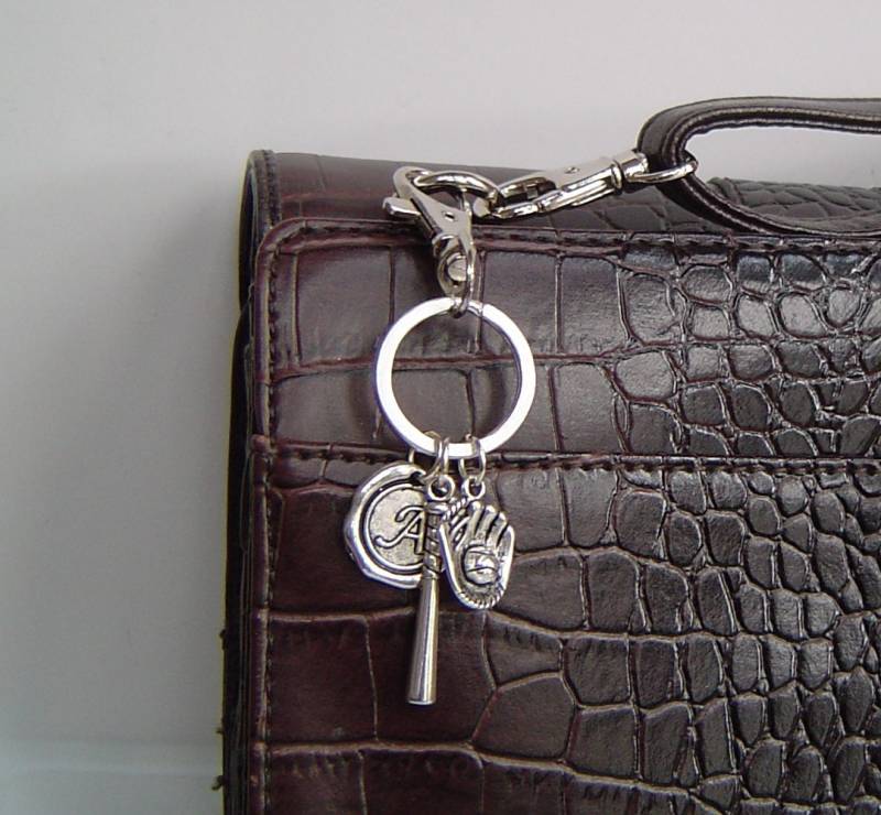 Baseball-Handschuh Und Fledermaus Anhänger Personalisierte Schlüsselanhänger Mit Ersten Dreh Karabinerverschluss; Für Papa Bruder Freund von HotMixJewelry