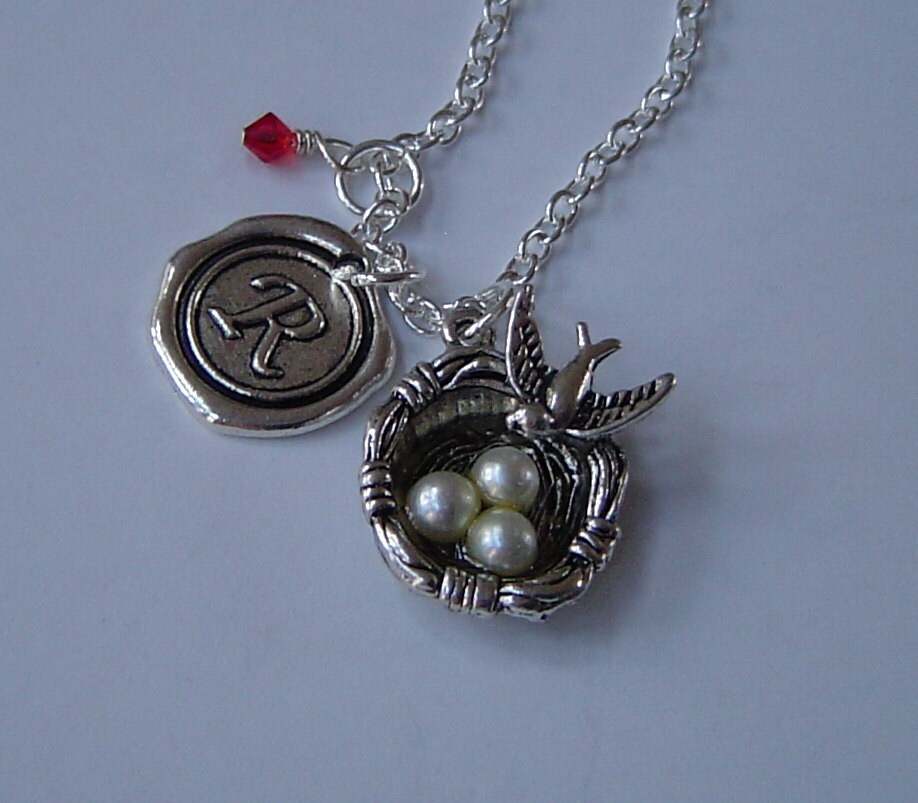 Bird's Nest Halskette, Personalisierte Antik Silber Anfängliche Monogramm Vogelnest Mit Eiern Charm Halskette von HotMixJewelry