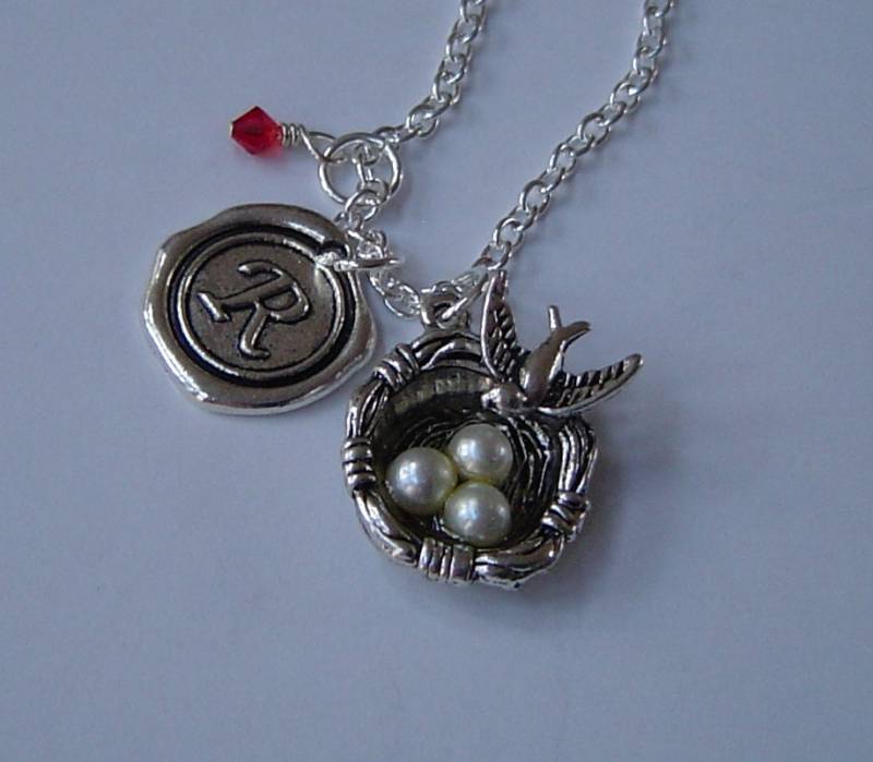 Bird's Nest Halskette, Personalisierte Antik Silber Anfängliche Monogramm Vogelnest Mit Eiern Charm Halskette von HotMixJewelry