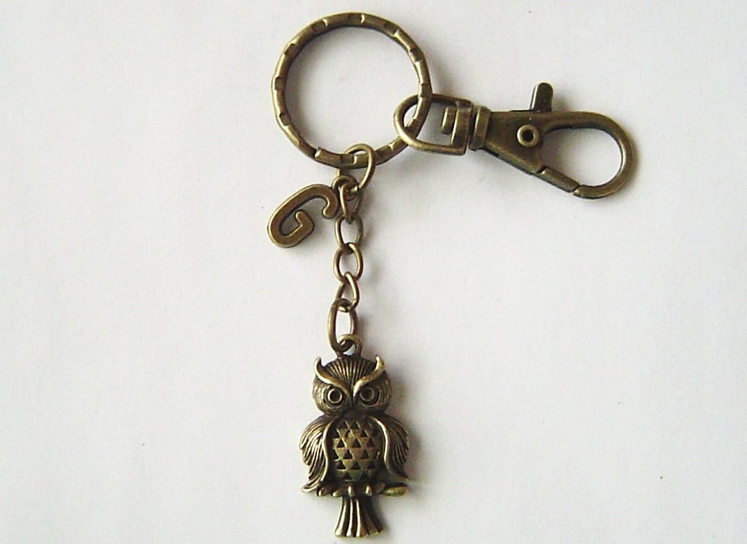 Bronze, Eule Charm, Personalisierte Schlüsselanhänger Mit Initiale Und Karabinerverschluss Drehbar; Valentinstag Geburtstag Geschenk von HotMixJewelry