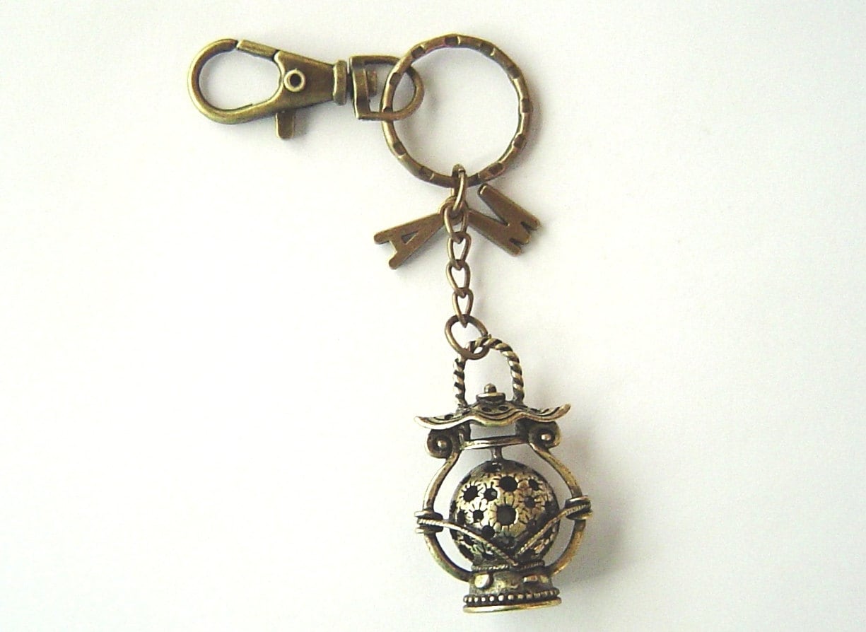 Bronze 3D Antique Laterne Charme Mit Zwei Initialen, Personalisierte Schlüsselanhänger Karabinerverschluss Drehbar; Vatertag Oder Geburtstag Geschenk von HotMixJewelry
