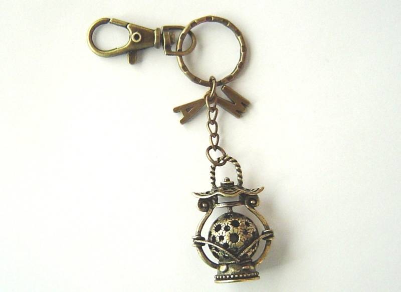 Bronze 3D Antique Laterne Charme Mit Zwei Initialen, Personalisierte Schlüsselanhänger Karabinerverschluss Drehbar; Vatertag Oder Geburtstag Geschenk von HotMixJewelry