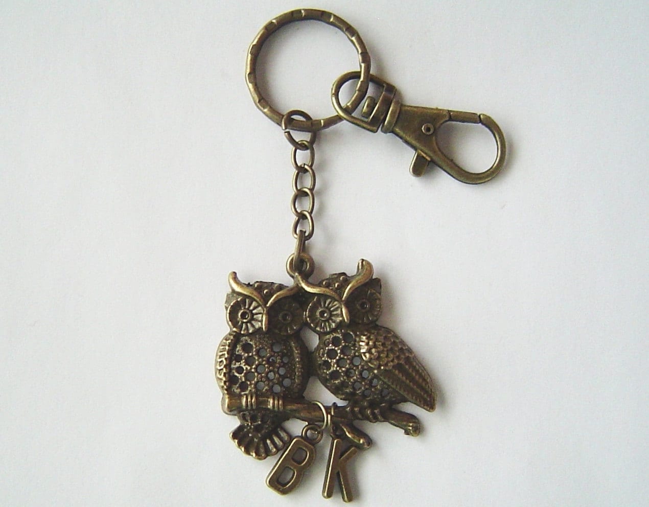Bronzene Eule Paare Charme Mit Zwei Initialen, Personalisierte Schlüsselanhänger Karabinerverschluss Drehbar Für Valentinstag Oder Hochzeit von HotMixJewelry