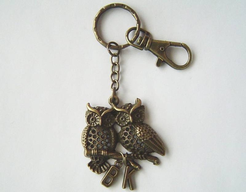 Bronzene Eule Paare Charme Mit Zwei Initialen, Personalisierte Schlüsselanhänger Karabinerverschluss Drehbar Für Valentinstag Oder Hochzeit Bronzene Eule Paare Charme Mit Zwei Initialen, Personalisierte Schlüsselanhänger Karabinerverschluss Drehbar Für Valentinstag Oder Hochzeit von HotMixJewelry