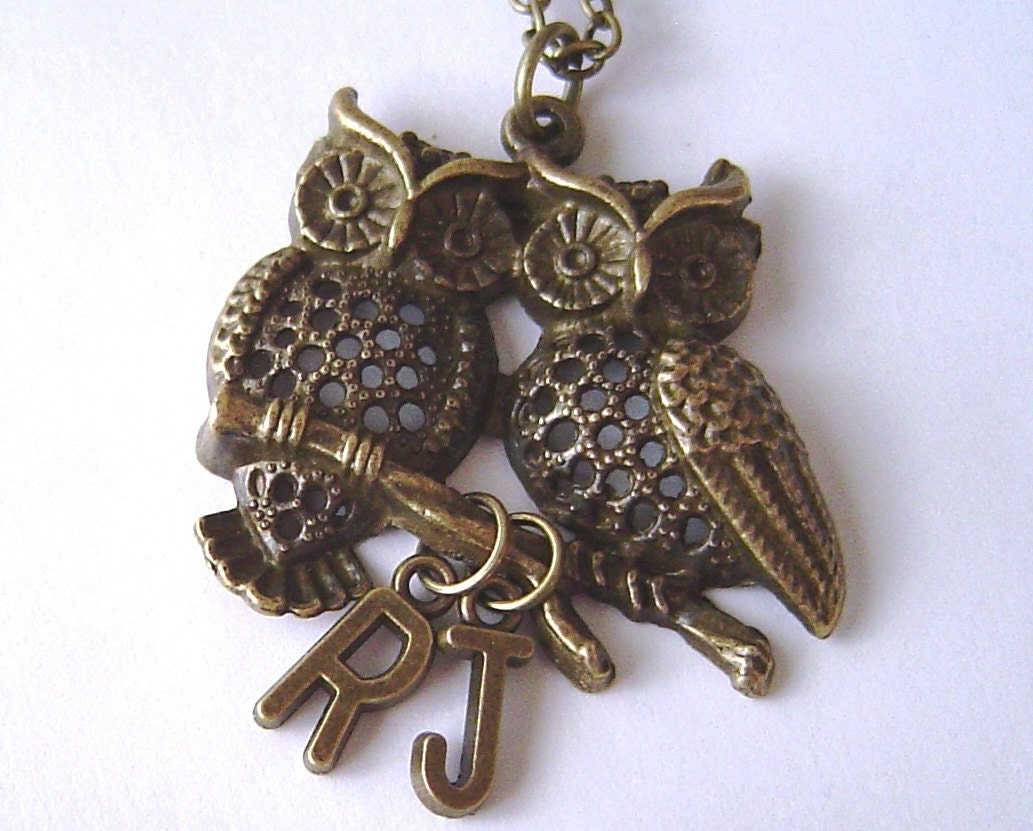 Bronzene Eule Paare Charme Mit Zwei Initialen Personalisiert Halskette Für Valentinstag Geschenk Hochzeit Jubiläum, Personalisierte Brust von HotMixJewelry