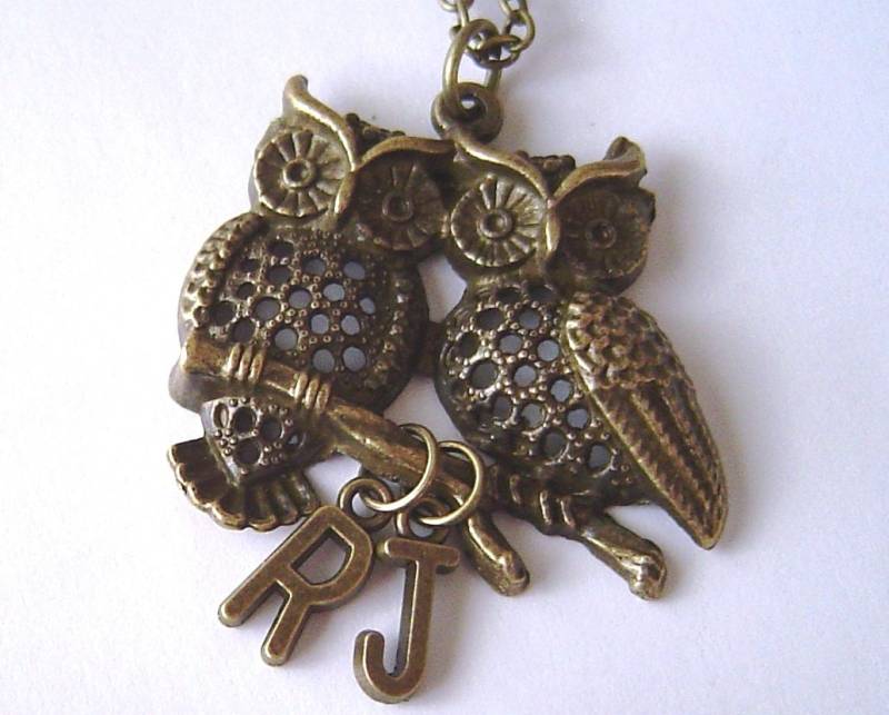 Bronzene Eule Paare Charme Mit Zwei Initialen Personalisiert Halskette Für Valentinstag Geschenk Hochzeit Jubiläum, Personalisierte Brust von HotMixJewelry