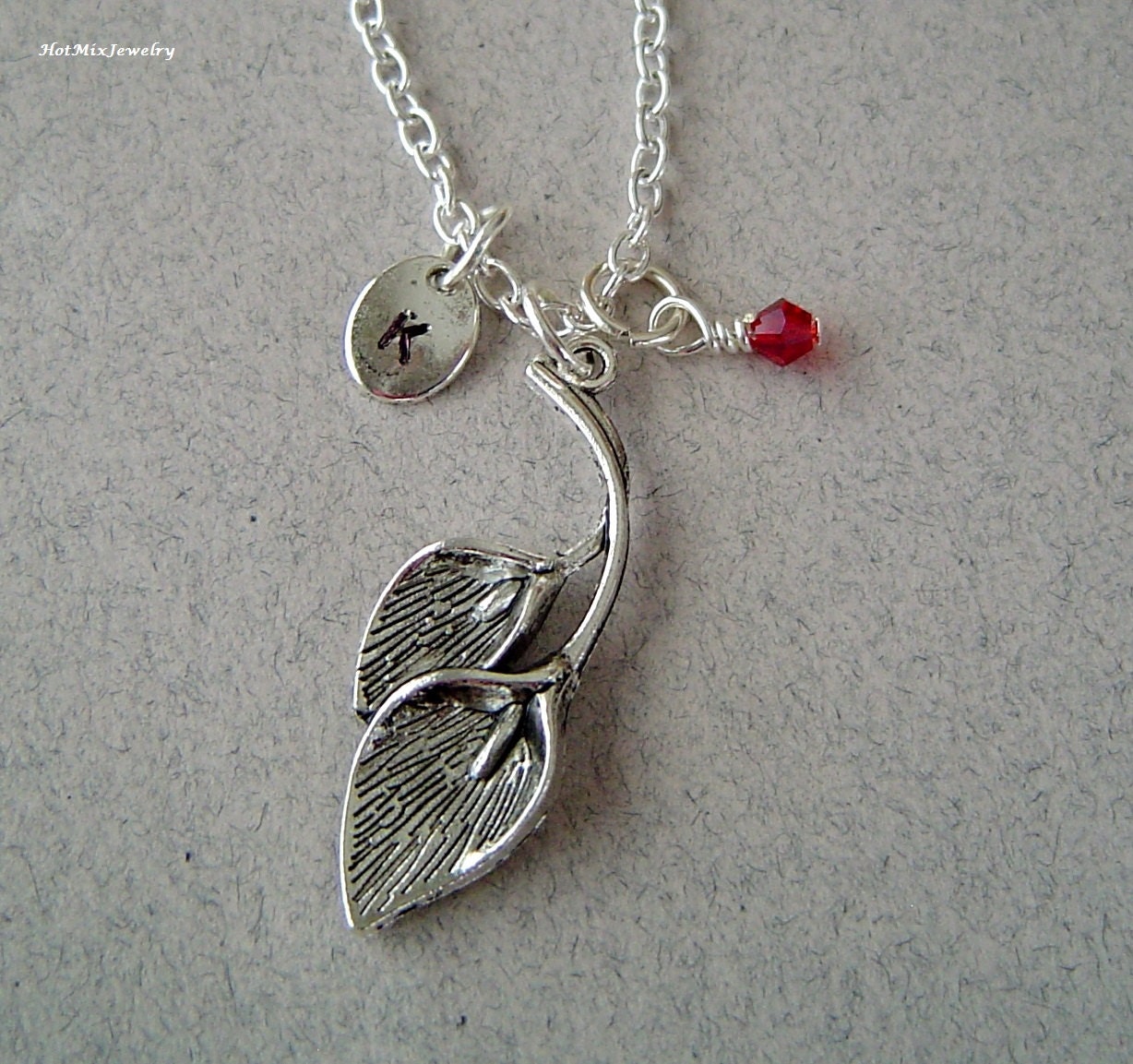 Calla Lily Charm Halskette, Personalisierte Hand Gestempelt Anfängliche Monogramm Birthstone Antik Silber Lilien Halskette von HotMixJewelry