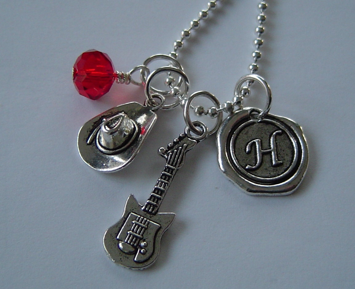 Country-Musik-Fan-Halskette, Personalisierte Antik Silber Wax Seal Anfängliche Birthstone, Monogramm-Cowboy-Hut Und Gitarre Halskette von HotMixJewelry