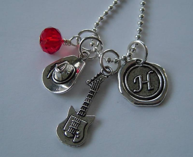 Country-Musik-Fan-Halskette, Personalisierte Antik Silber Wax Seal Anfängliche Birthstone, Monogramm-Cowboy-Hut Und Gitarre Halskette von HotMixJewelry