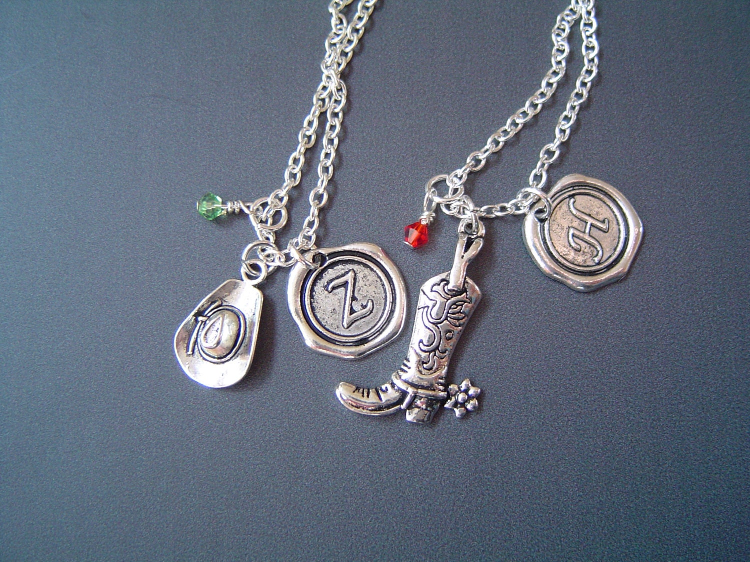 Cowboyhut Und Cowboyboot Charme Zwei Beste Freunde Halsketten, Personalisierte Antike Silber Hand Gestempelt Initial Birthstone Cowboy Halsketten von HotMixJewelry
