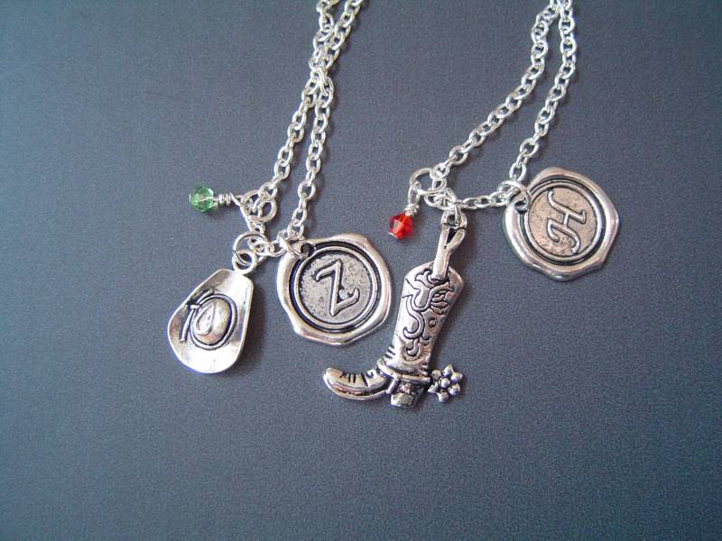Cowboyhut Und Cowboyboot Charme Zwei Beste Freunde Halsketten, Personalisierte Antike Silber Hand Gestempelt Initial Birthstone Cowboy Halsketten von HotMixJewelry