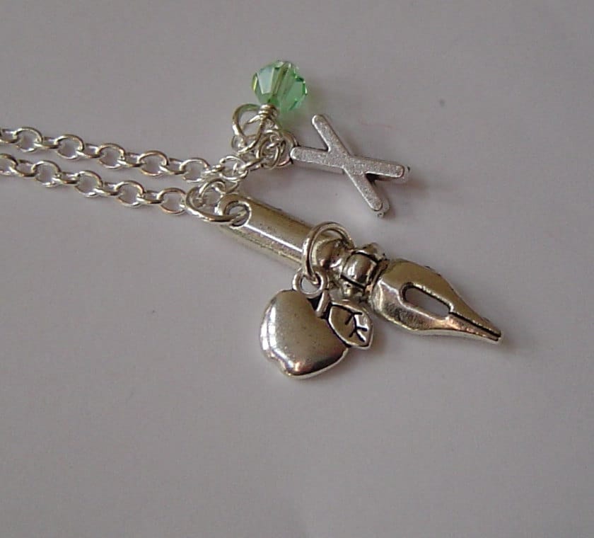 Des Lehrers Apple Pen Nib Personalisierte Kette Mit Anfänglichen Birthstone, Antik Silber Apple-Fountain-Pen-stiftspitze Charme von HotMixJewelry