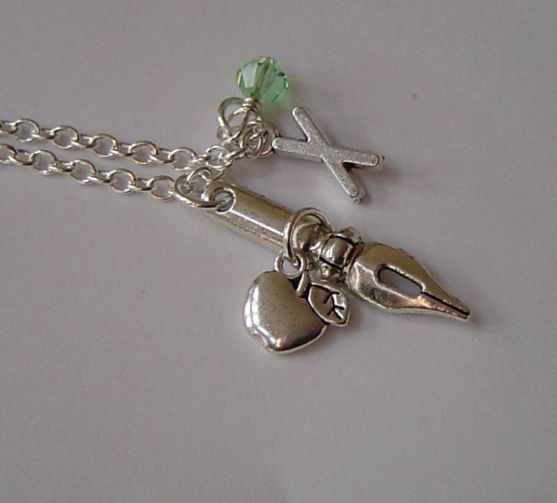 Des Lehrers Apple Pen Nib Personalisierte Kette Mit Anfänglichen Birthstone, Antik Silber Apple-Fountain-Pen-stiftspitze Charme von HotMixJewelry