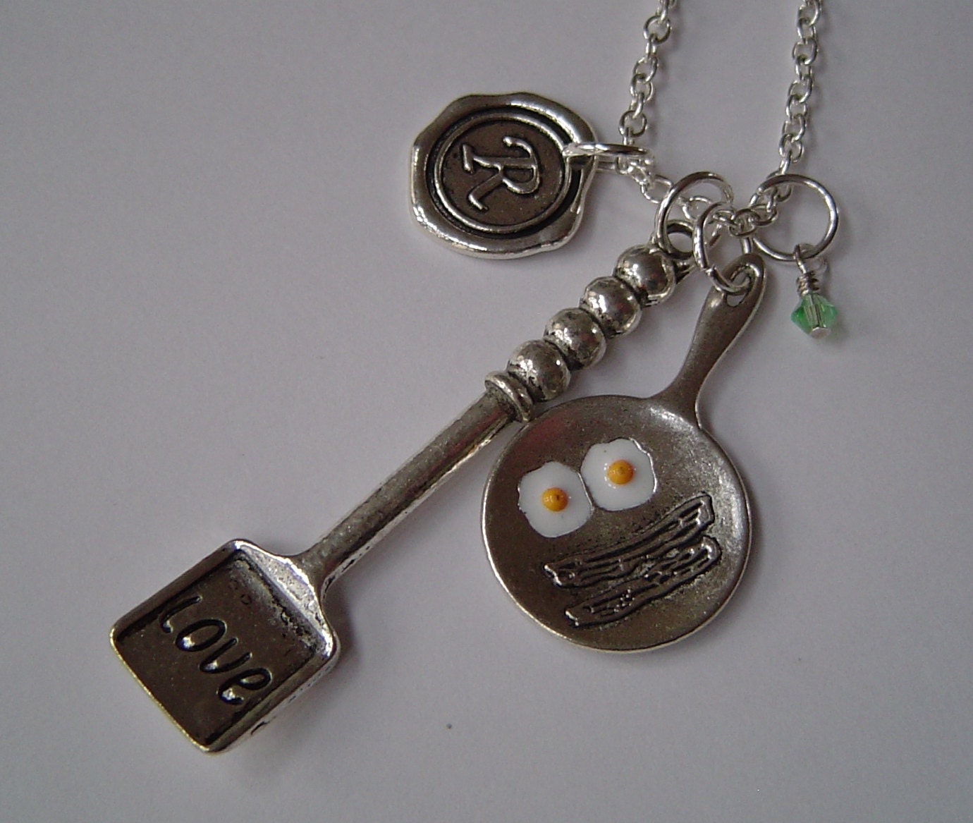 Eier in Der Pfanne Und Spatel Charm Halskette, Personalisierte Anfängliche Monogramm Birthstone Antik Silber Halskette Eier in Der Pfanne Und Spatel Charm Halskette, Personalisierte Anfängliche Monogramm Birthstone Antik Silber Halskette von HotMixJewelry