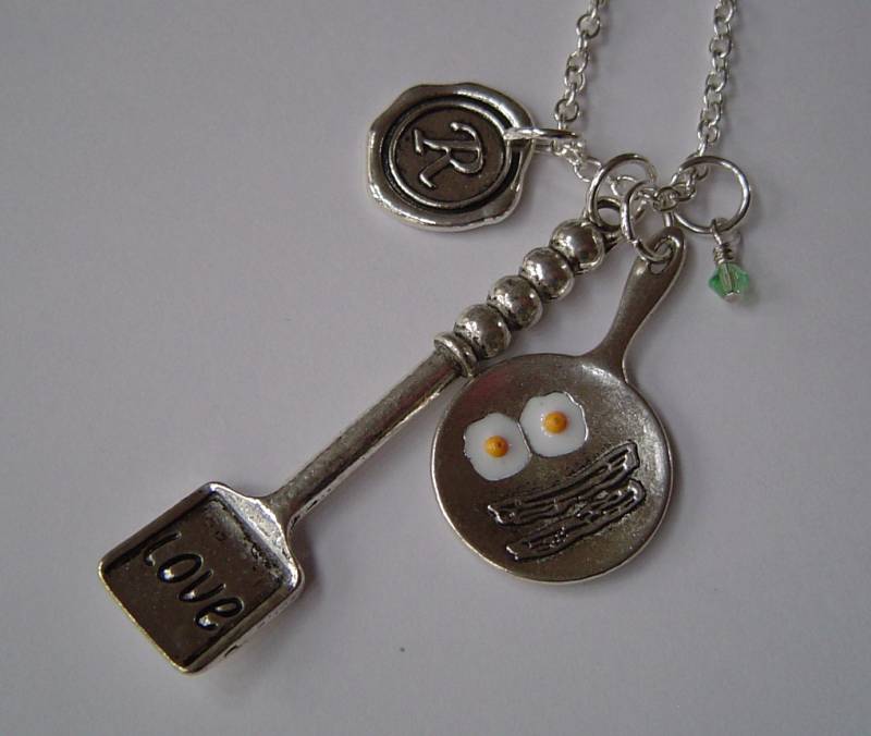Eier in Der Pfanne Und Spatel Charm Halskette, Personalisierte Anfängliche Monogramm Birthstone Antik Silber Halskette von HotMixJewelry