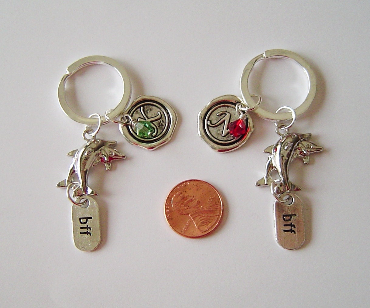 Ein Paar Bff Carved Delphine Personalisierte Schlüsselanhänger Mit Geburtssteine Initial, Best Friend Forever Keychain W/Initial von HotMixJewelry