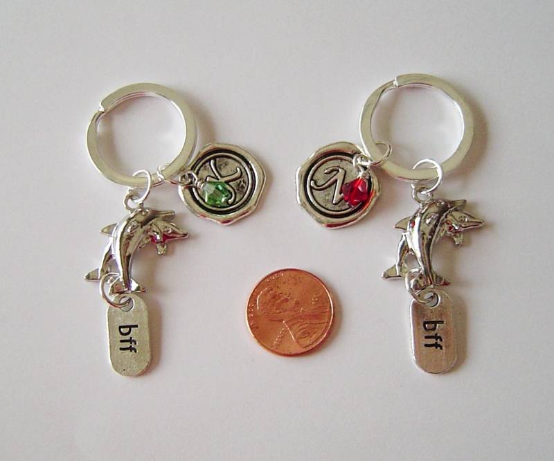 Ein Paar Bff Carved Delphine Personalisierte Schlüsselanhänger Mit Geburtssteine Initial, Best Friend Forever Keychain W/Initial von HotMixJewelry