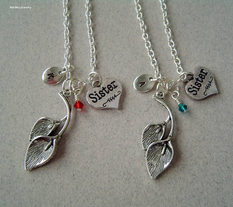 Ein Paar Calla Lilien Schwester Bezaubert Personalisierte Hand Gestempelt Anfängliche Monogramm Birthstone, Antique Silver Sumpfkalla Schwester von HotMixJewelry