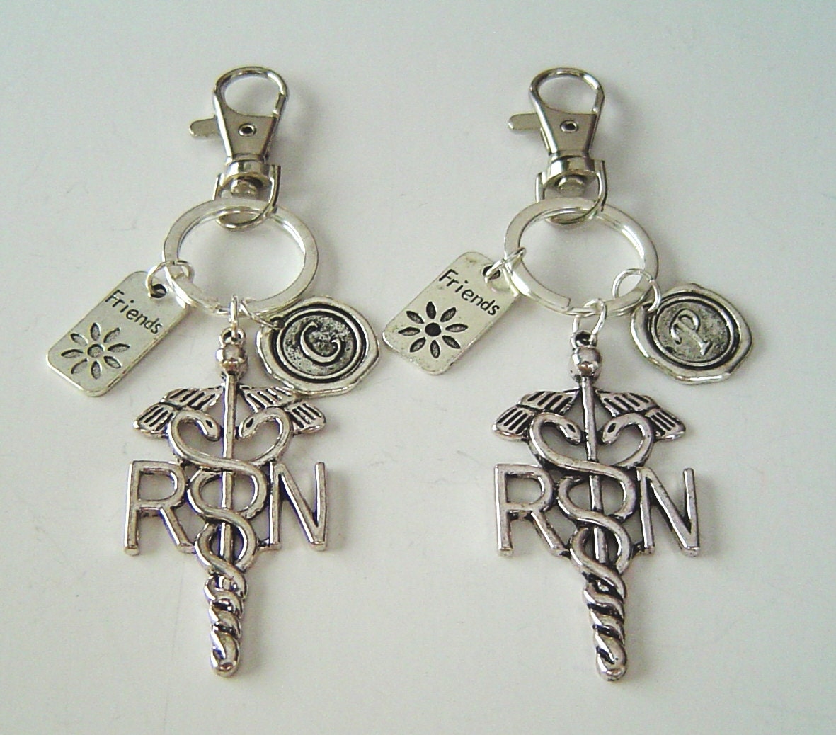 Ein Paar Von Antikem Silber Beste Freunde Rn Krankenschwester Personalisierte Schlüsselanhänger Mit Initial, Karabinerverschluss Drehbar von HotMixJewelry