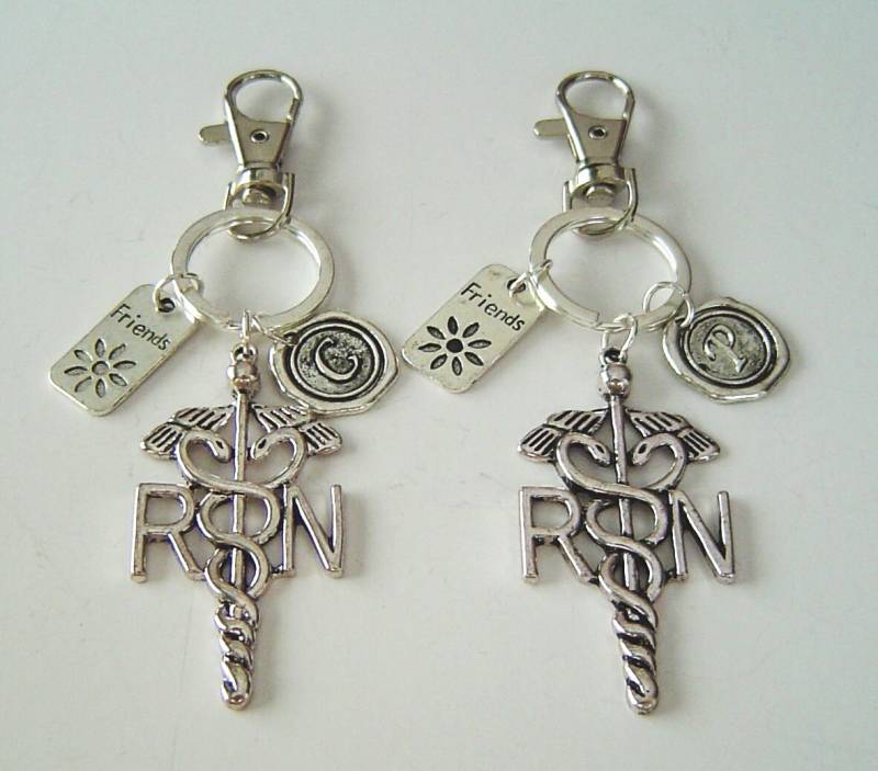 Ein Paar Von Antikem Silber Beste Freunde Rn Krankenschwester Personalisierte Schlüsselanhänger Mit Initial, Karabinerverschluss Drehbar von HotMixJewelry