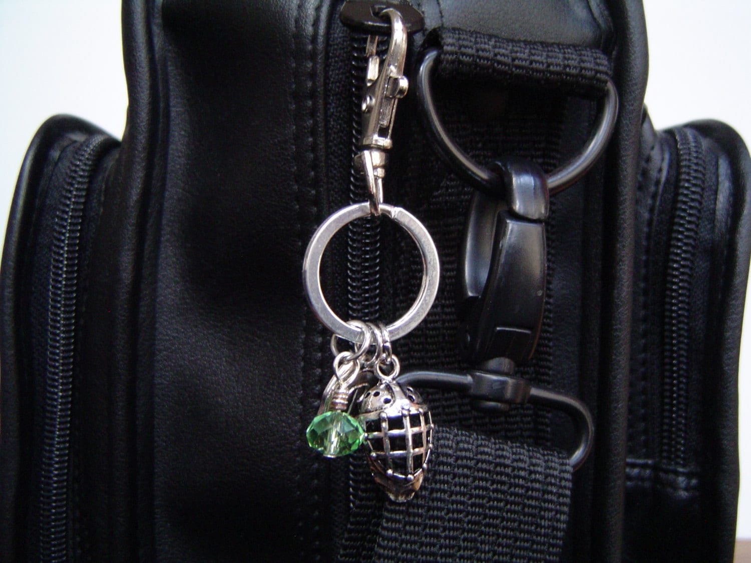 Eishockey Helme Charme Schlüsselanhänger, Personalisierte Antik Silber Wachs Siegel Initial Birthstone Hockey Schlüsselanhänger von HotMixJewelry