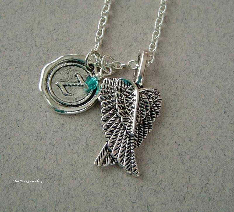 Engel Flügel Charm Halskette, Personalisierte Antik Silber Wax Seal Birthstone Initial, Antique Silberkette Angel Wing von HotMixJewelry