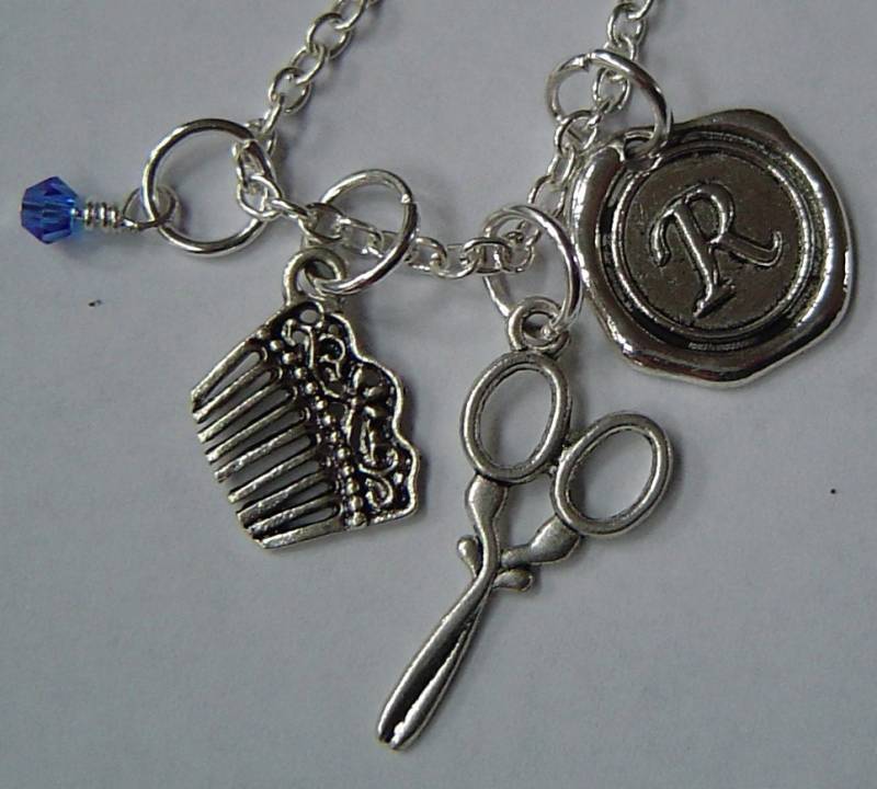 Friseur Charm Halskette, Personalisierte Antik Silber Wax Seal Birthstone Anfängliche, Schere Und Kamm Halskette Friseur Charm Halskette, Personalisierte Antik Silber Wax Seal Birthstone Anfängliche, Schere Und Kamm Halskette von HotMixJewelry