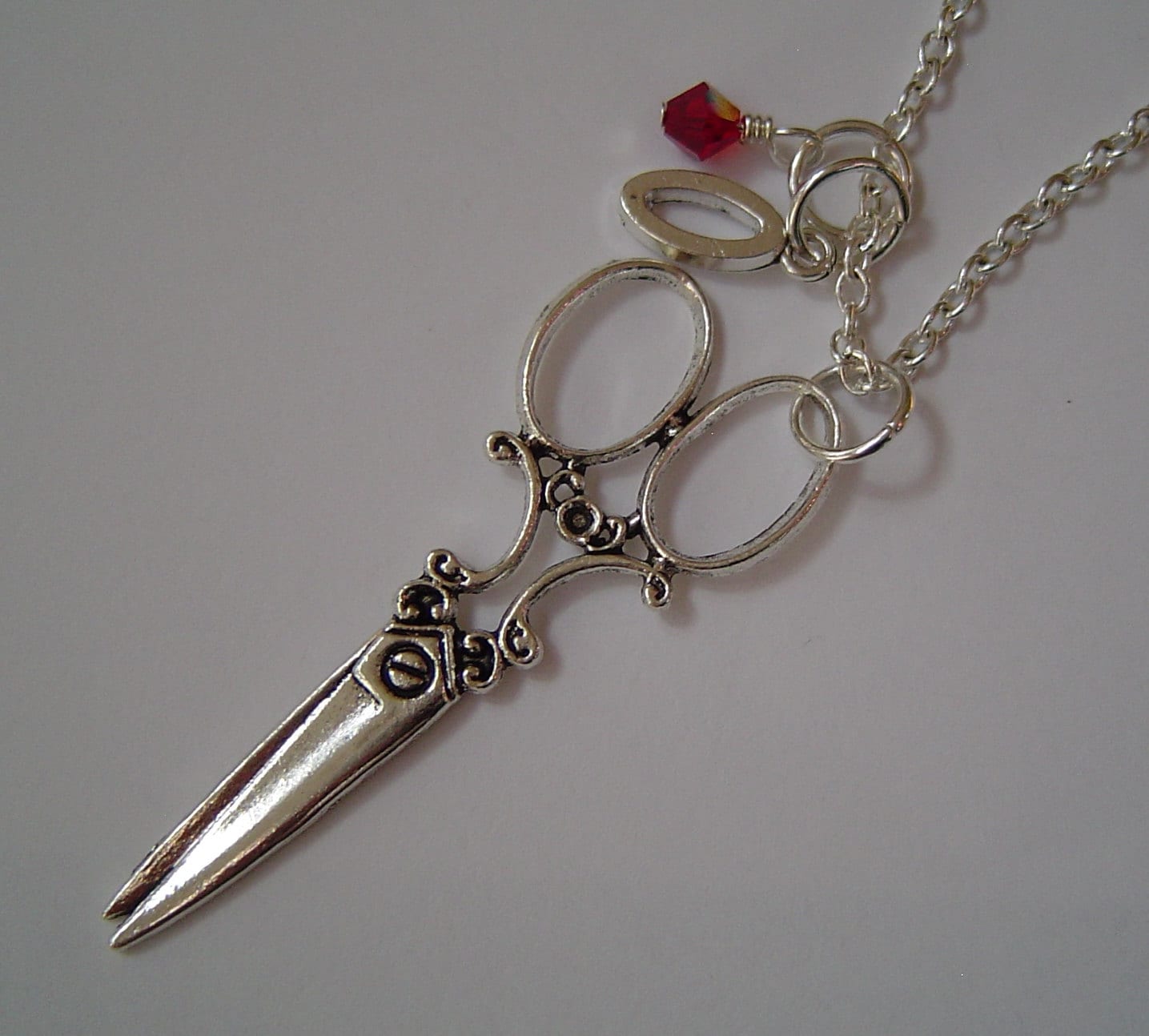 Große Schere Halskette Necklace, Personalisierte Antik Silber Birthstone Initiale, Scissor von HotMixJewelry