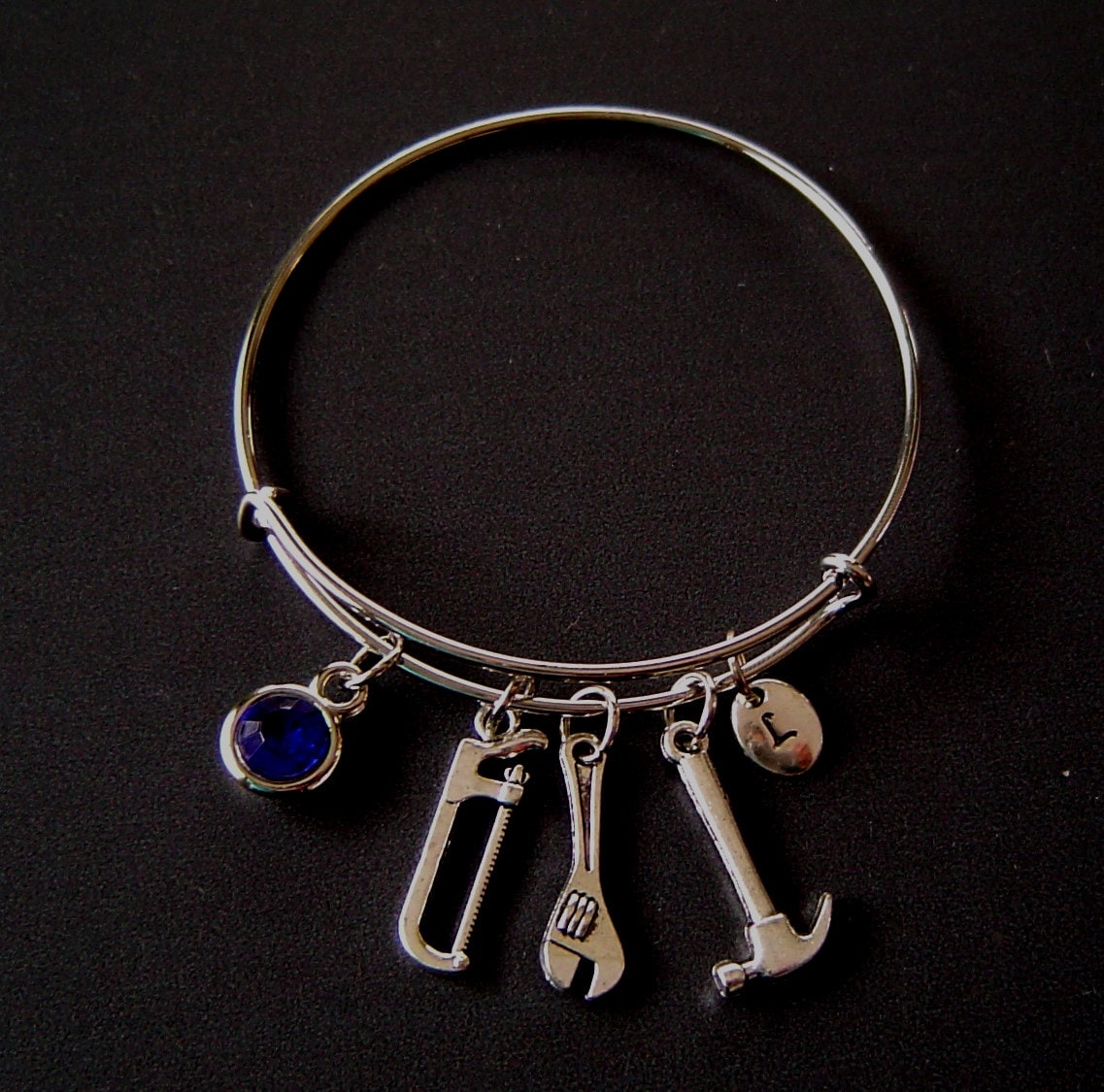 Hammer Sah Schraubenschlüssel Personalisierte Erweiterbar Armreif Armband Von Hand Gestempelt Erste Birthstone, Silber 3D Charm von HotMixJewelry