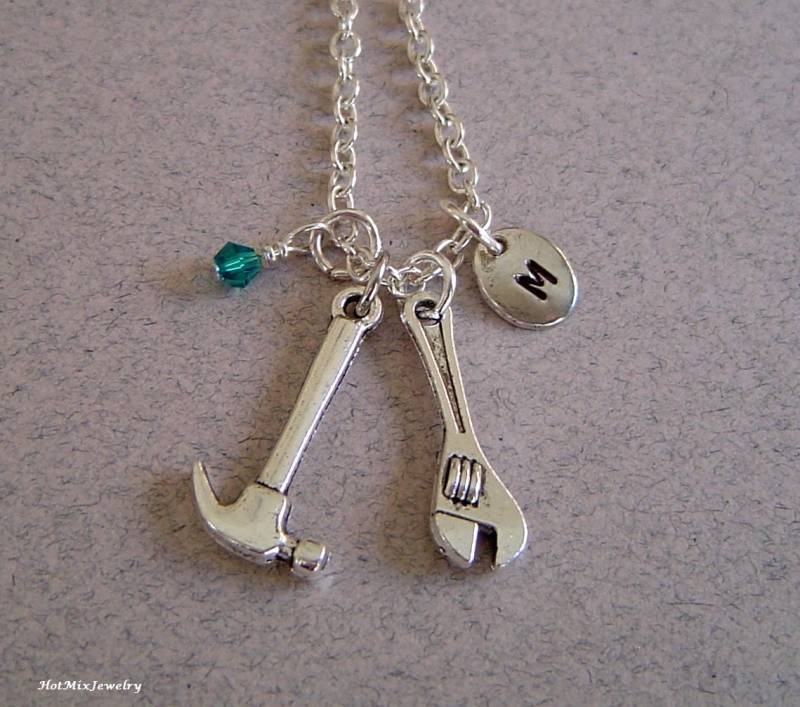 Hammer Und Schraubenschlüssel Charm Halskette, Personalisierte Hand Gestempelt Anfängliche Monogramm Birthstone Antik Silber Halskette von HotMixJewelry