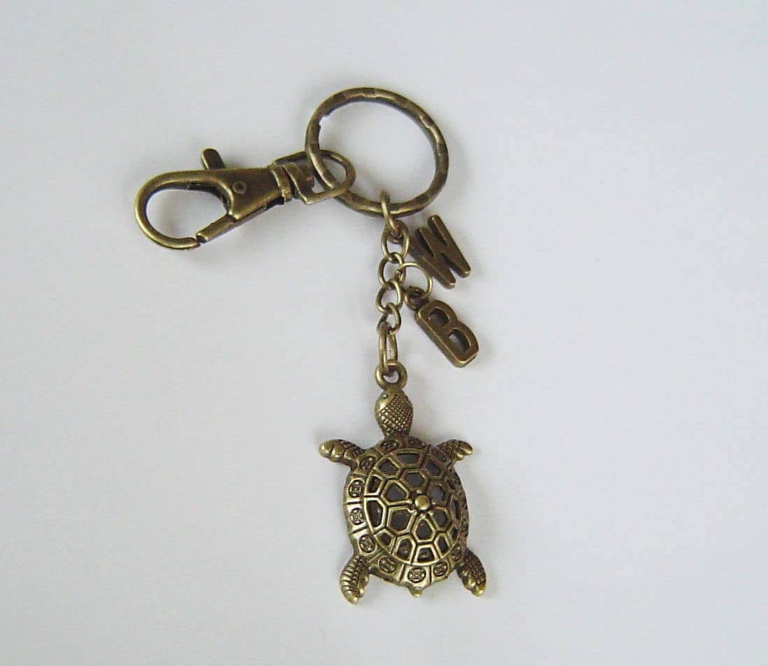 Hohle Tortoise Bronze/Turtle Charme Mit 2 Initialen, Personalisierte Schlüsselanhänger Karabinerverschluss Drehbar; Vatertag Oder Geburtstag von HotMixJewelry