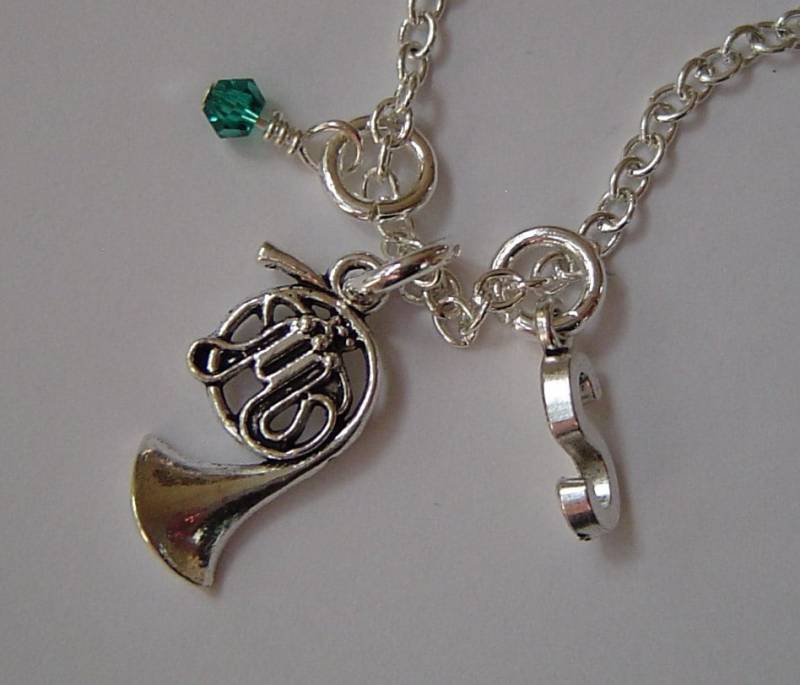 Horn-Halskette, Personalisierte Antike Silberne Geburtsstein-Initiale, Hornhalskette von HotMixJewelry