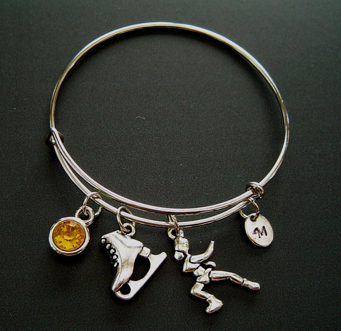 Ice Skateschuh Und Eiskunstlauf Personalisierte Erweiterbar Armreif Armband Von Hand Gestempelt Erste Geburtsstein, Eiskunstlauf-Team von HotMixJewelry