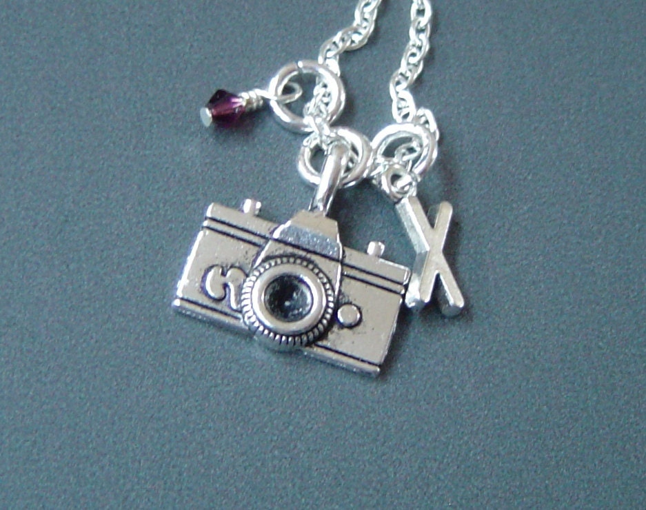 Kamera-Halskette, Personalisierte Antique Silver Birthstone Anfängliche, Kamera Charm Halskette von HotMixJewelry