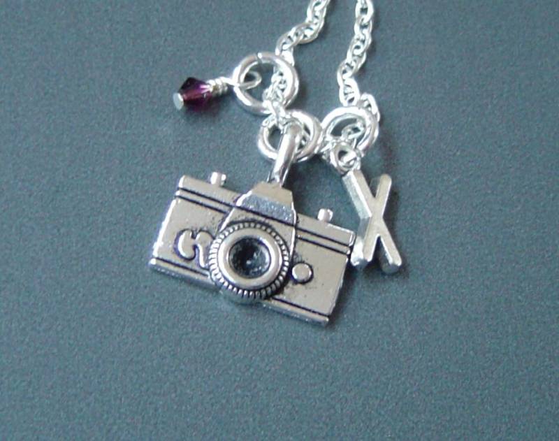 Kamera-Halskette, Personalisierte Antique Silver Birthstone Anfängliche, Kamera Charm Halskette von HotMixJewelry