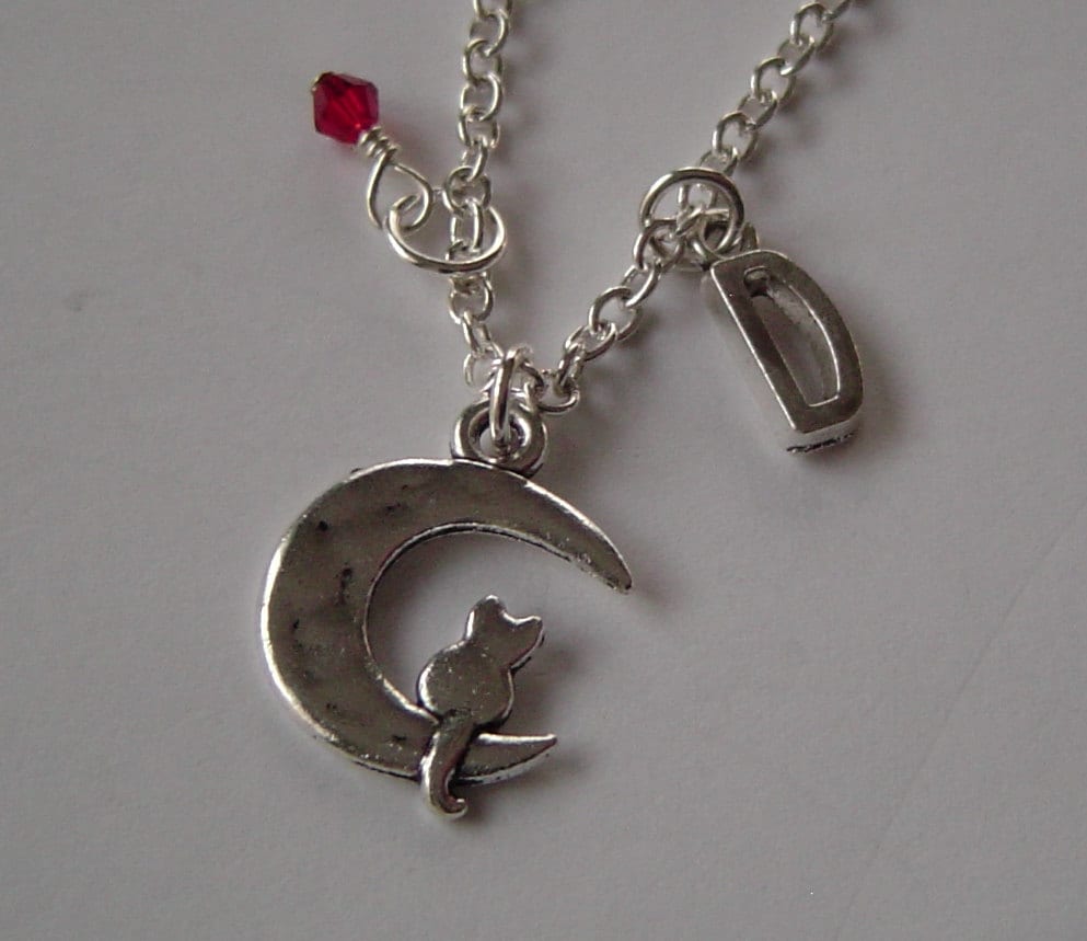 Katze Auf Dem Mond Charm Halskette, Personalisierte Antik Silber Anfängliche Birthstone Monogramm Cat Halskette von HotMixJewelry