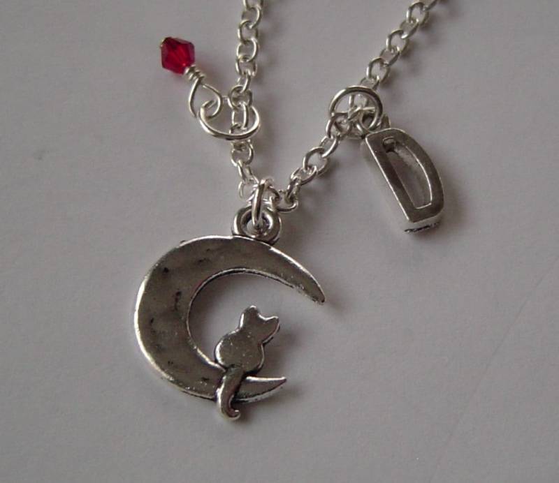 Katze Auf Dem Mond Charm Halskette, Personalisierte Antik Silber Anfängliche Birthstone Monogramm Cat Halskette von HotMixJewelry