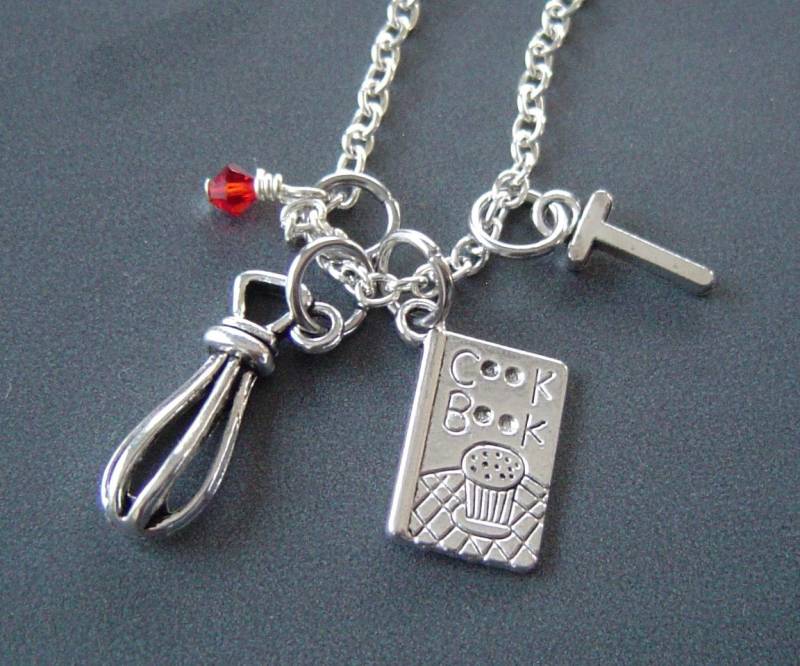 Kochbuch Und Egg Beater Schneebesen Charm Halskette, Personalisierte Antik Silber Birthstone Anfängliche Bäcker Halskette von HotMixJewelry