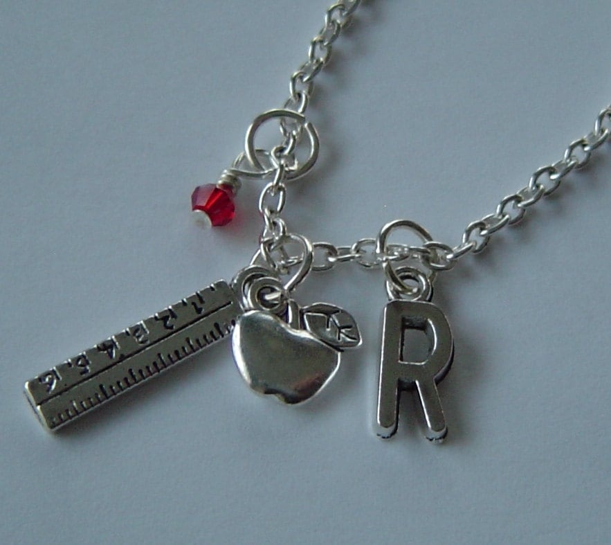 Lehrer Lineal Und Apfel Charm Halskette, Personalisierte Antik Silber Birthstone Anfängliche, Herrscher Apple-Halskette von HotMixJewelry