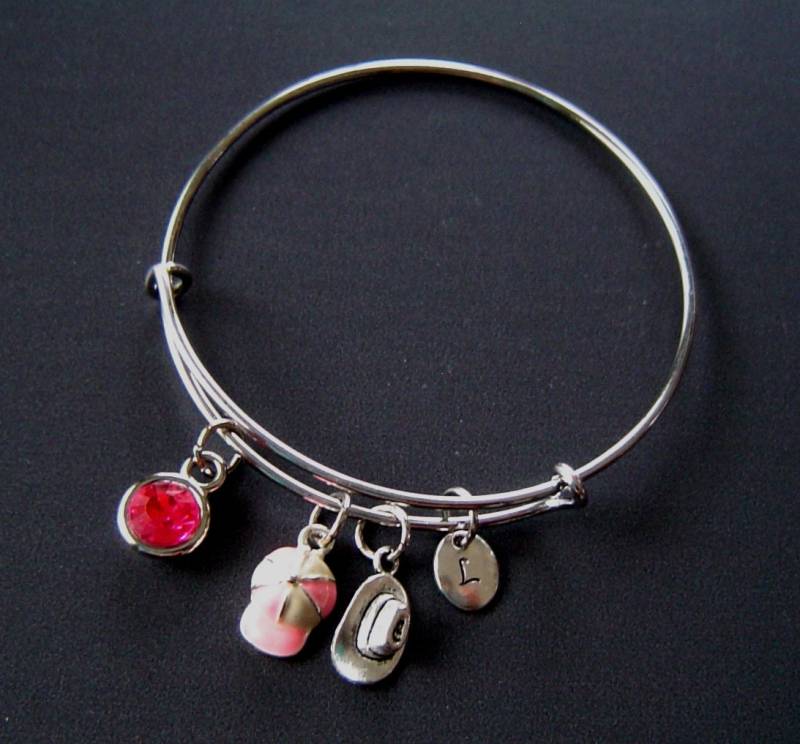 Mädchen Mütze Und Junge Hut Personalisierte Erweiterbar Armreif Armband Von Hand Gestempelt Initial Birthstone, Silber-Cowboy-Hut Charme von HotMixJewelry
