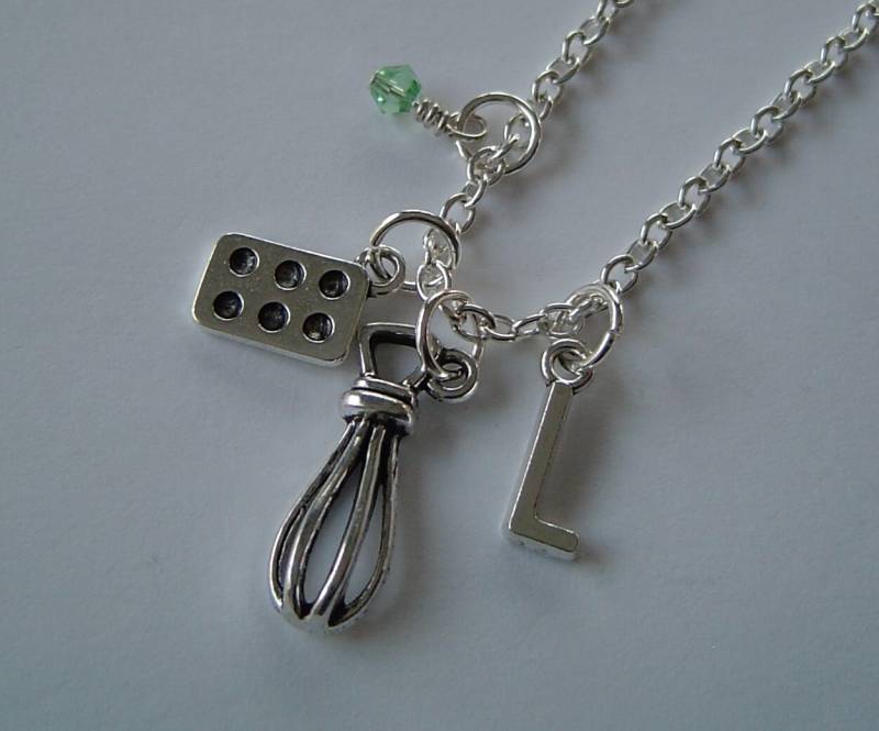 Muffin Pan Und Egg Beater Schneebesen Charm Halskette, Personalisierte Antik Silber Birthstone Anfängliche Bäcker Halskette von HotMixJewelry