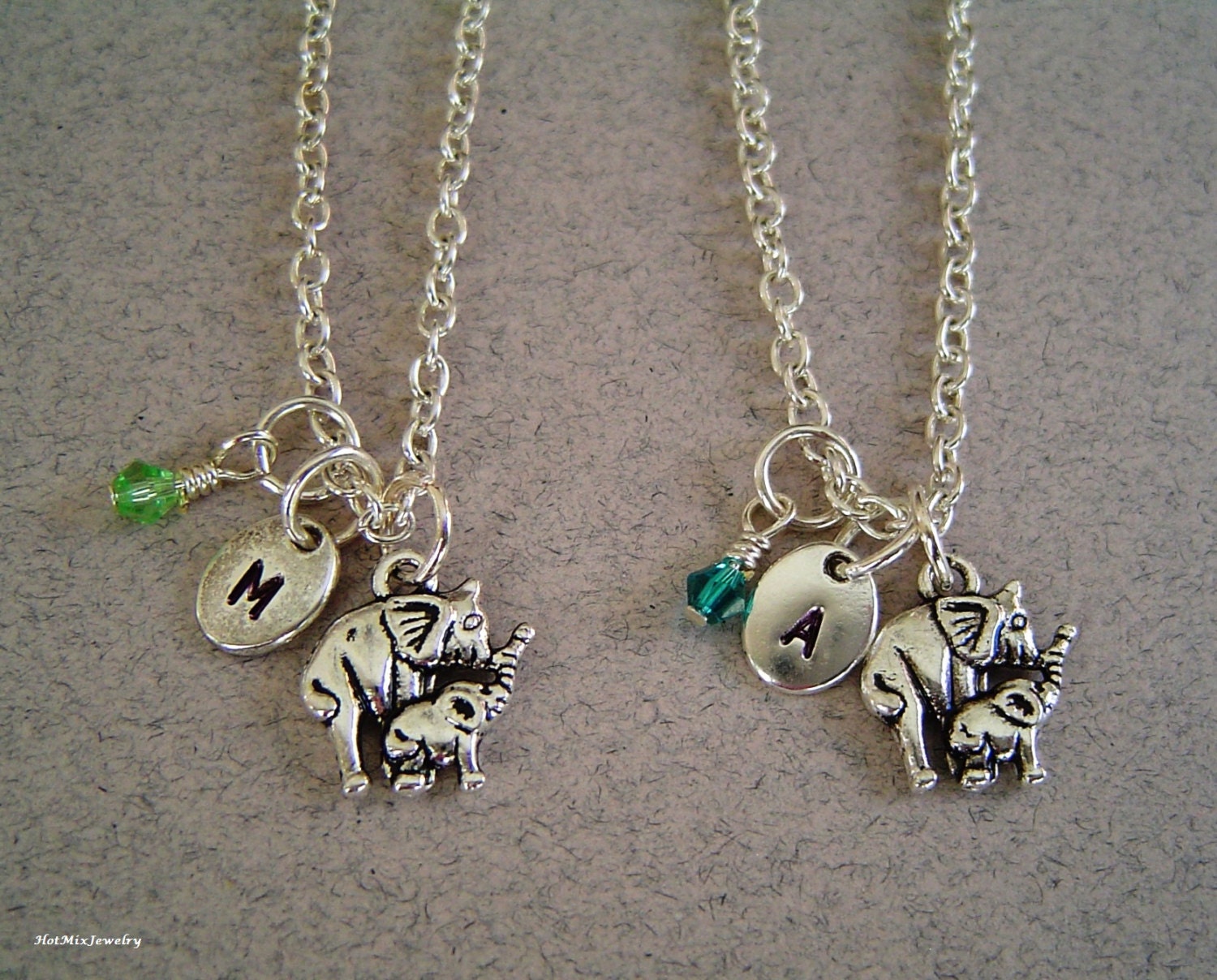 Mutter Tochter, Beste Freunde, Personalisierte Hand Ersten Monogramm Birthstone Gestempelt, Zwei Elefanten Charm Halskette von HotMixJewelry